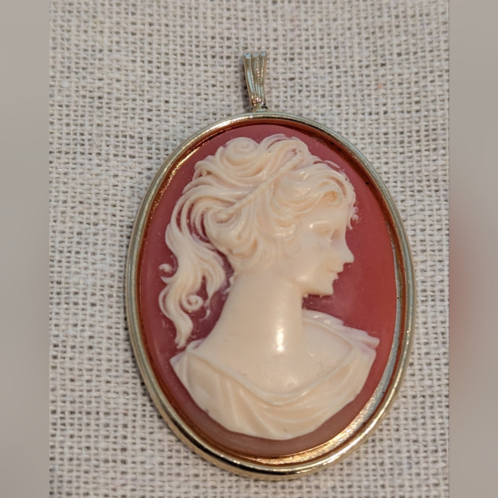 Cameo Pendant Elegance in Gold and Cream Like New